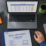 Télétravail à domicile saisie informatique sur bureau moderne